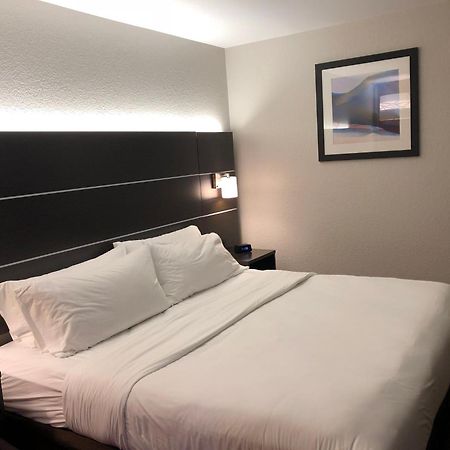 Holiday Inn Express Metropolis By Ihg Экстерьер фото