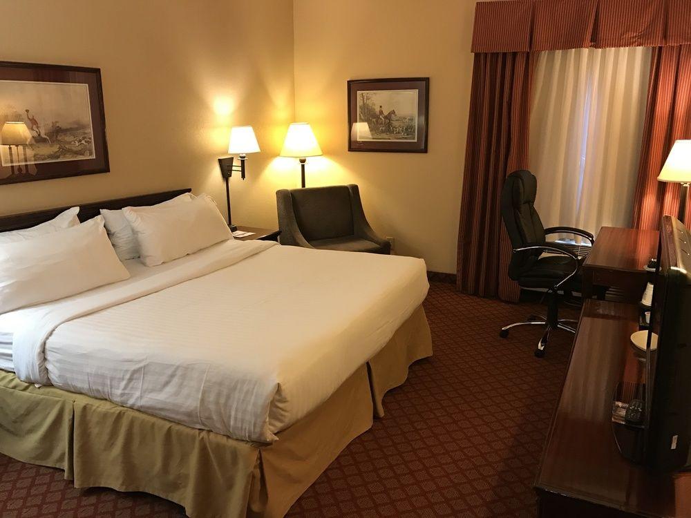 Holiday Inn Express Metropolis By Ihg Экстерьер фото