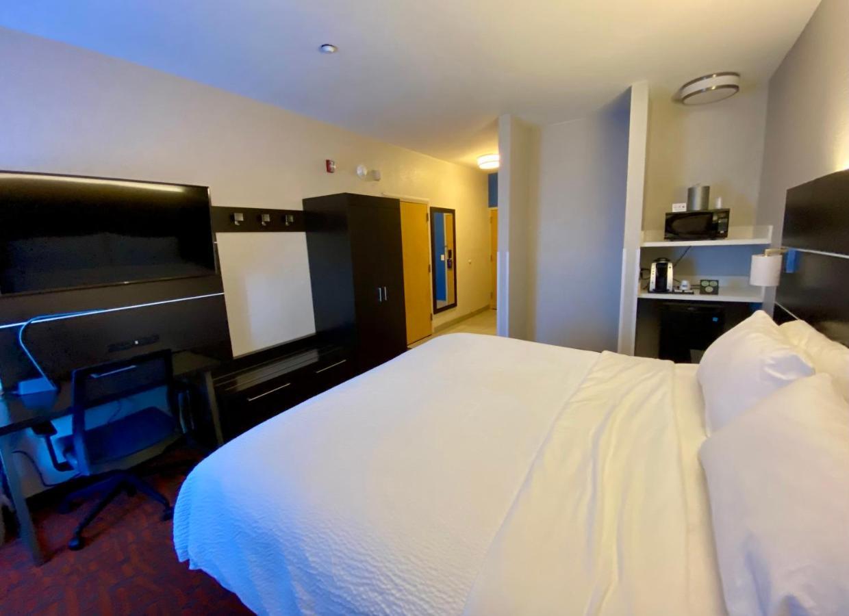 Holiday Inn Express Metropolis By Ihg Экстерьер фото
