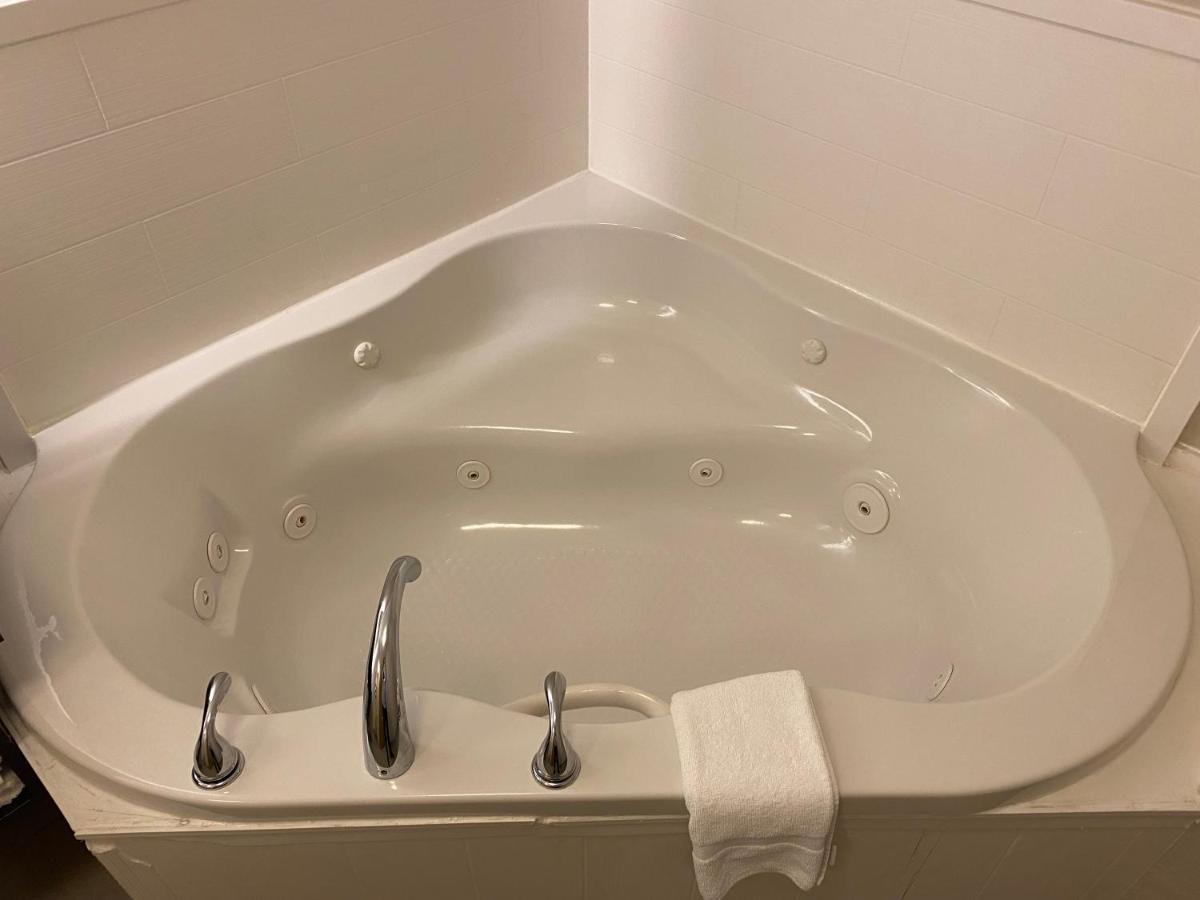 Holiday Inn Express Metropolis By Ihg Экстерьер фото