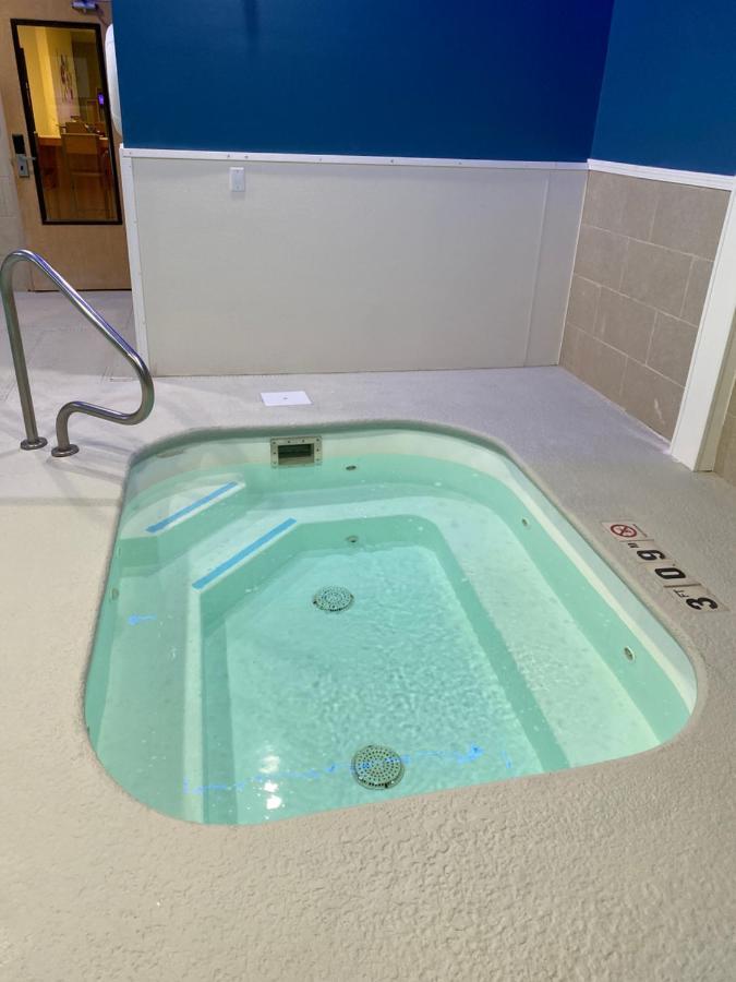 Holiday Inn Express Metropolis By Ihg Экстерьер фото