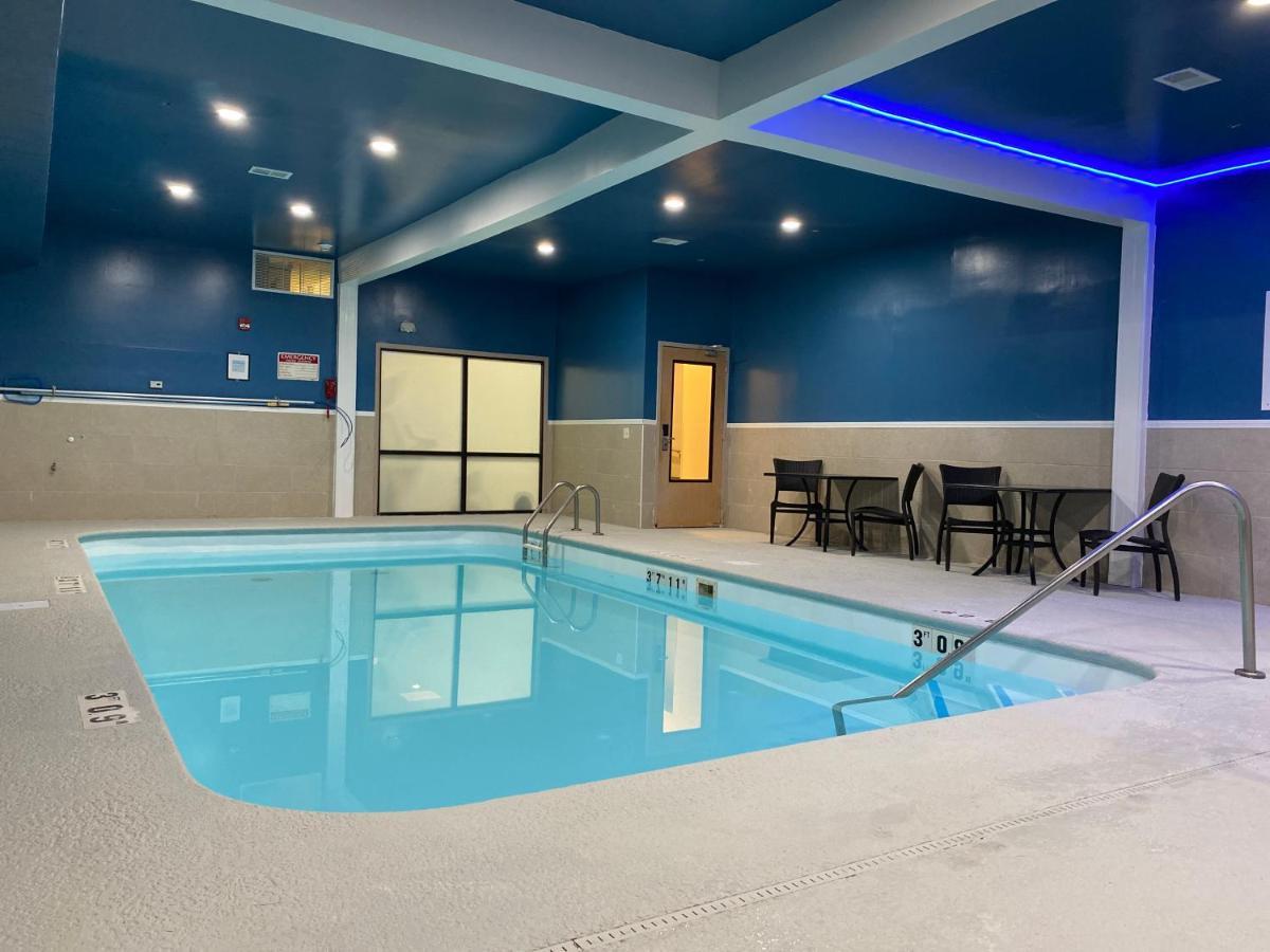 Holiday Inn Express Metropolis By Ihg Экстерьер фото
