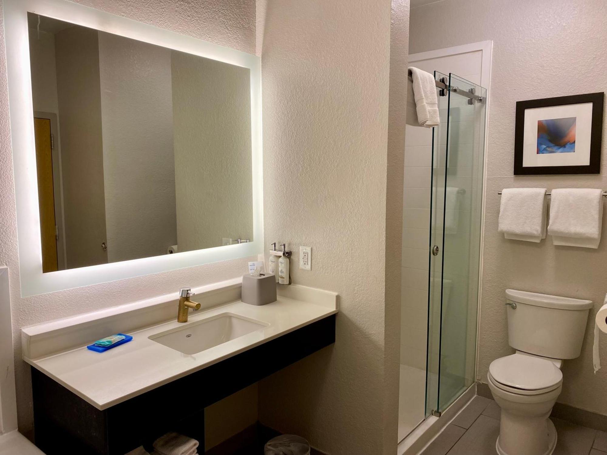 Holiday Inn Express Metropolis By Ihg Экстерьер фото