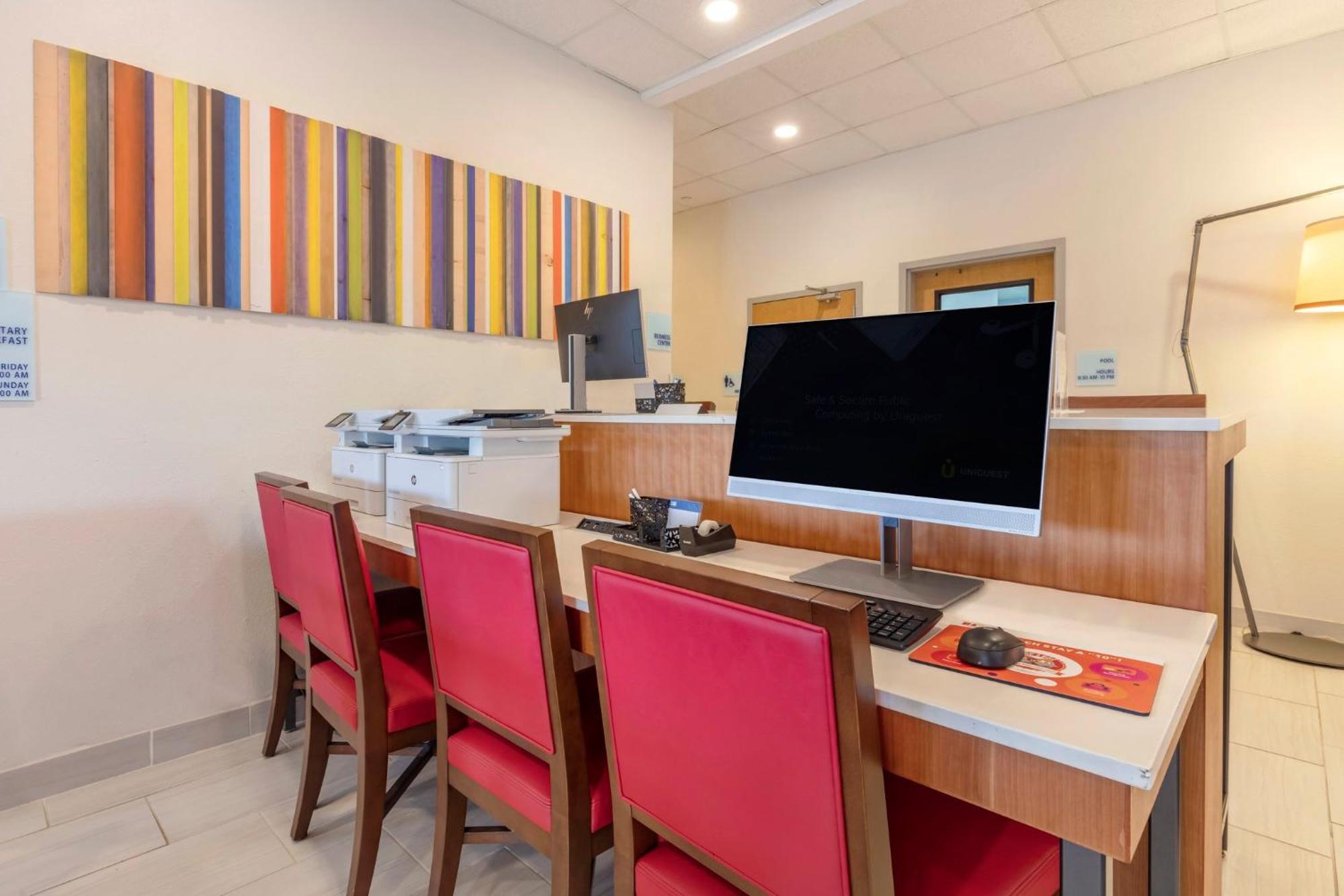 Holiday Inn Express Metropolis By Ihg Экстерьер фото