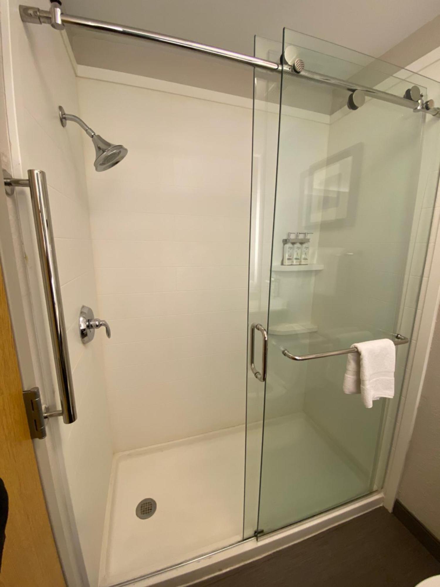 Holiday Inn Express Metropolis By Ihg Экстерьер фото