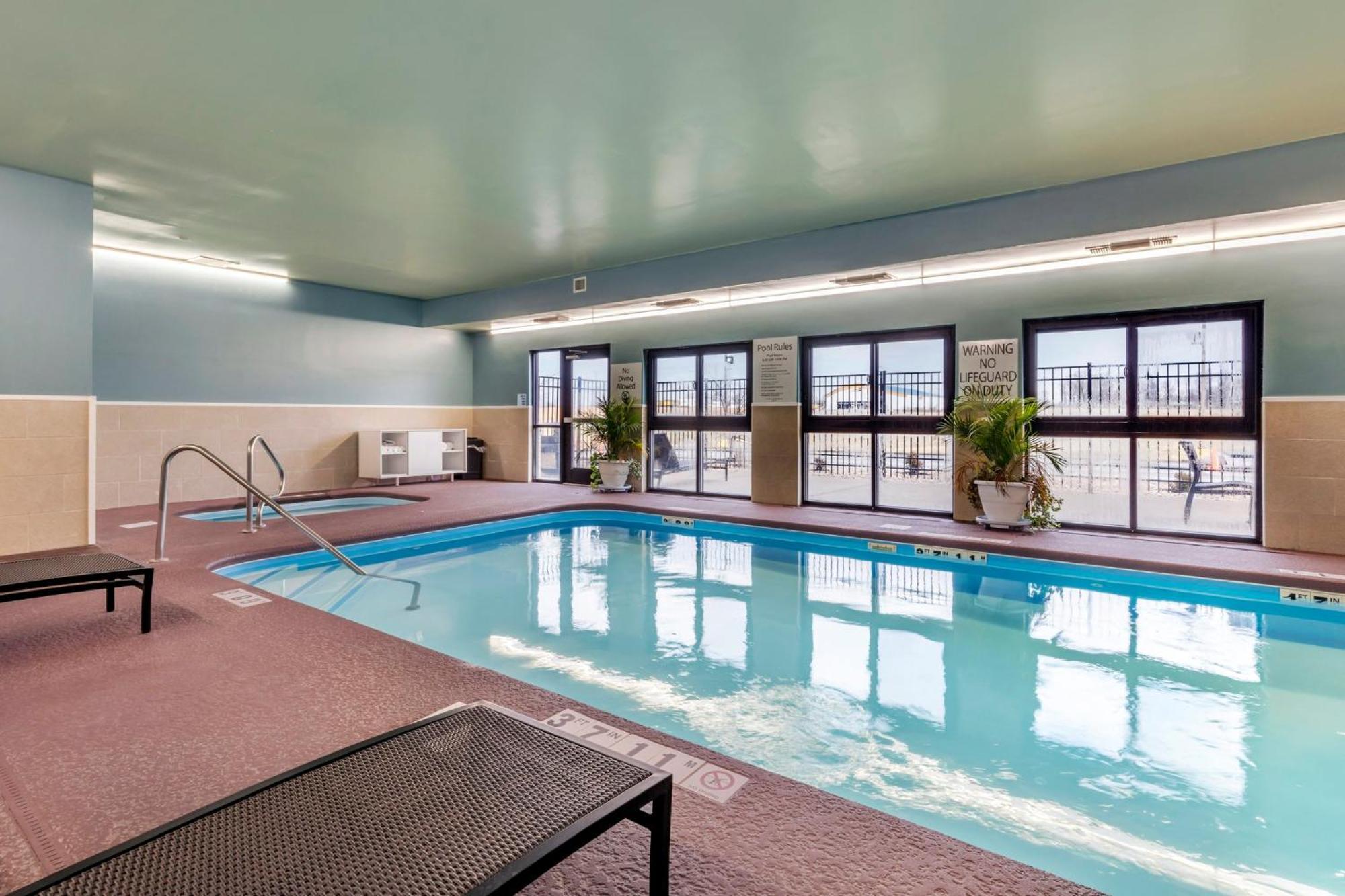 Holiday Inn Express Metropolis By Ihg Экстерьер фото