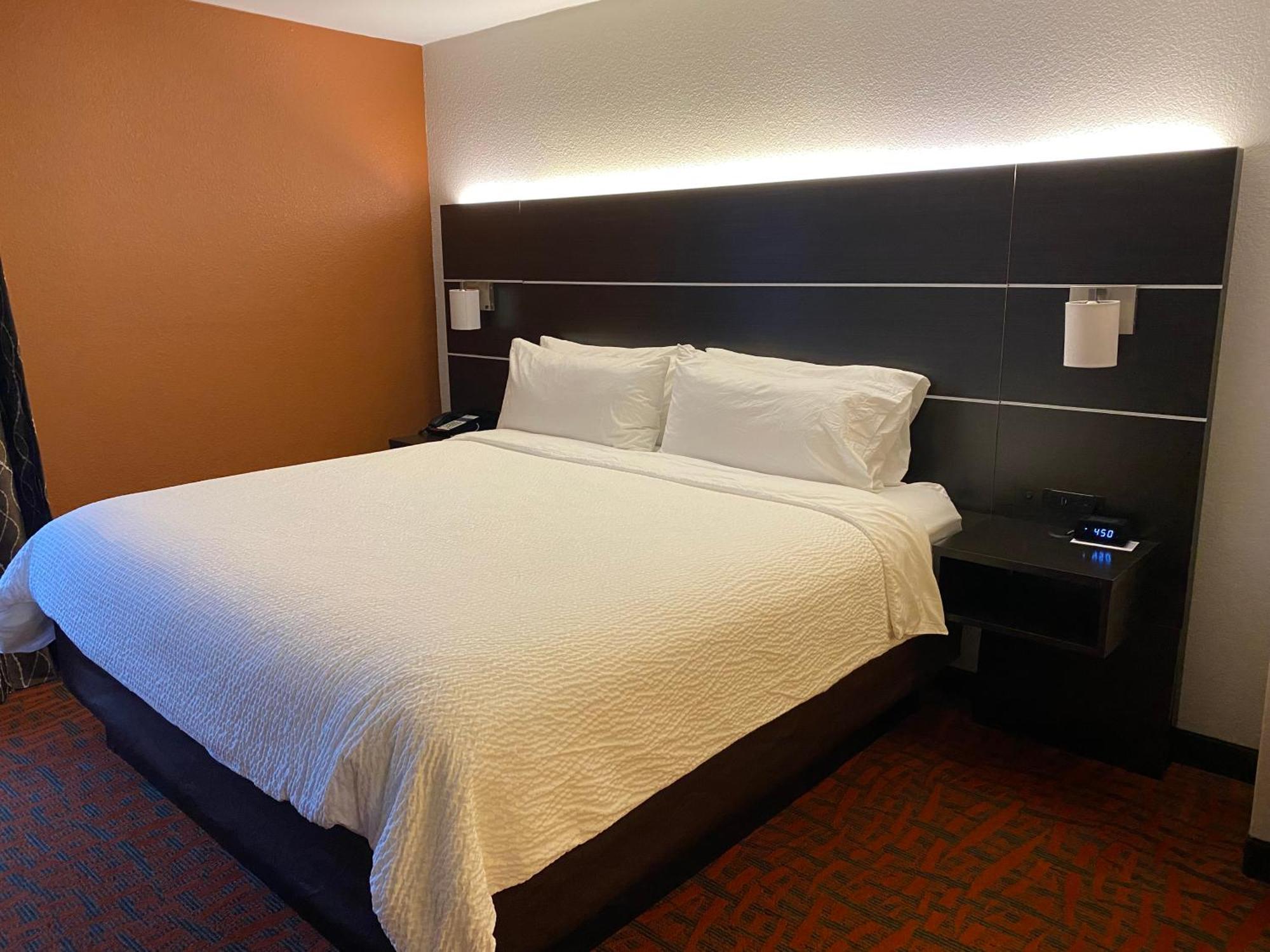 Holiday Inn Express Metropolis By Ihg Экстерьер фото