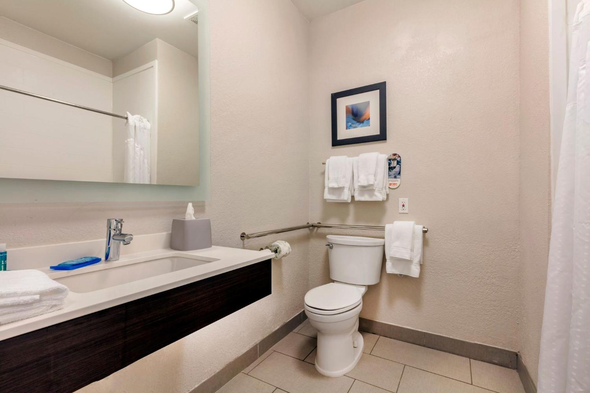 Holiday Inn Express Metropolis By Ihg Экстерьер фото