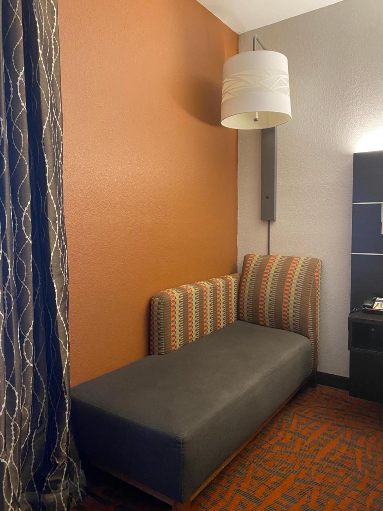 Holiday Inn Express Metropolis By Ihg Экстерьер фото