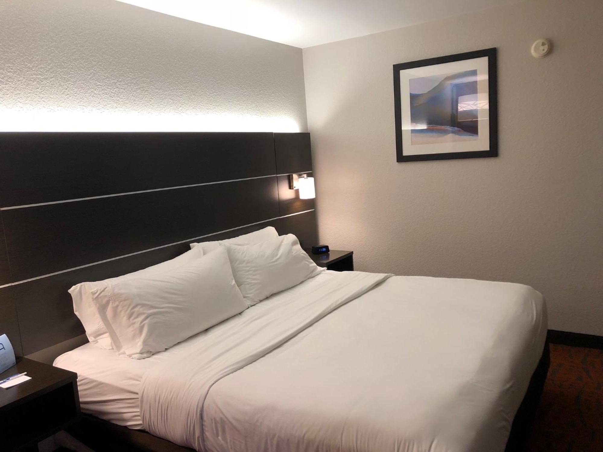 Holiday Inn Express Metropolis By Ihg Экстерьер фото