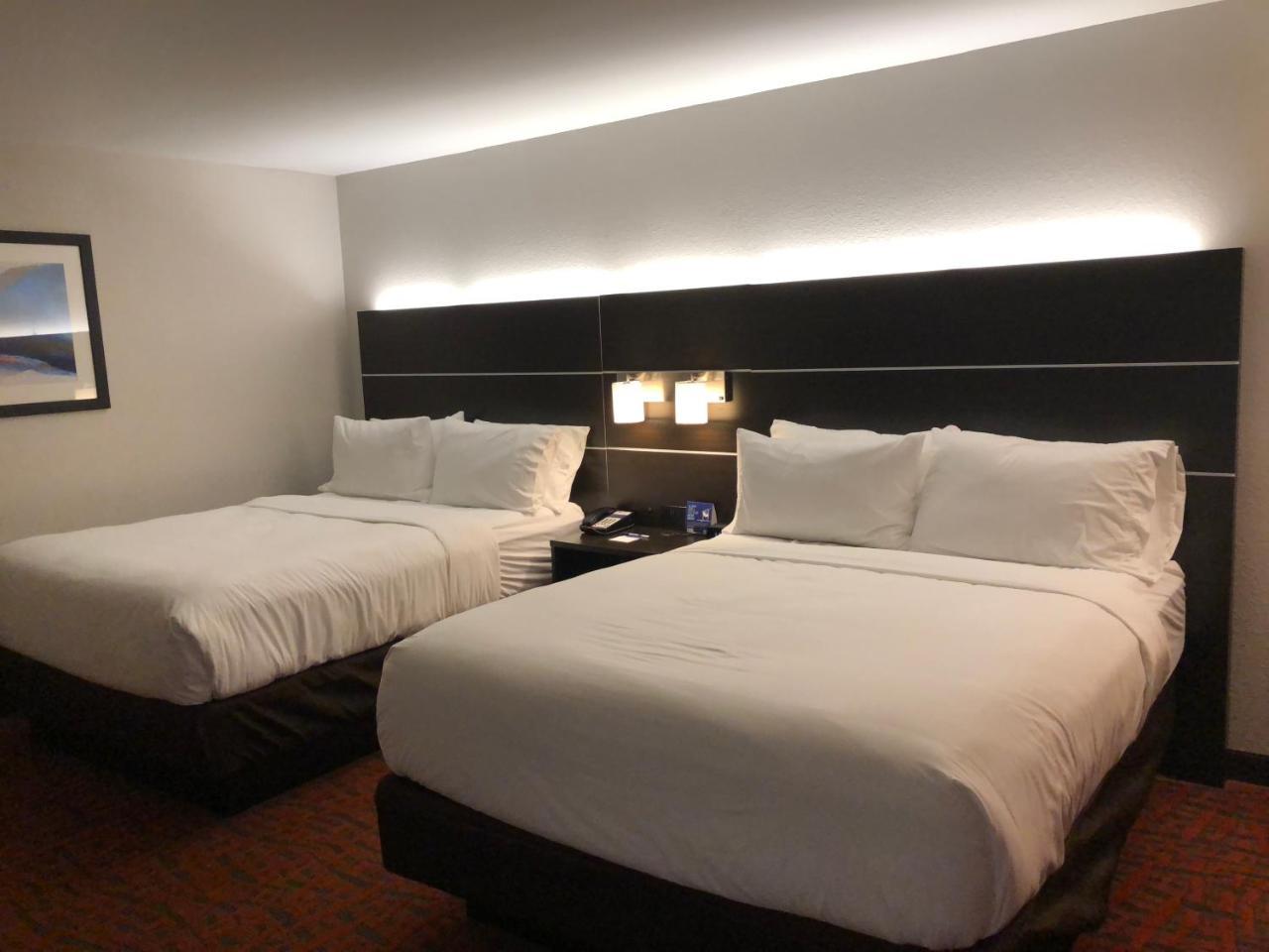 Holiday Inn Express Metropolis By Ihg Экстерьер фото