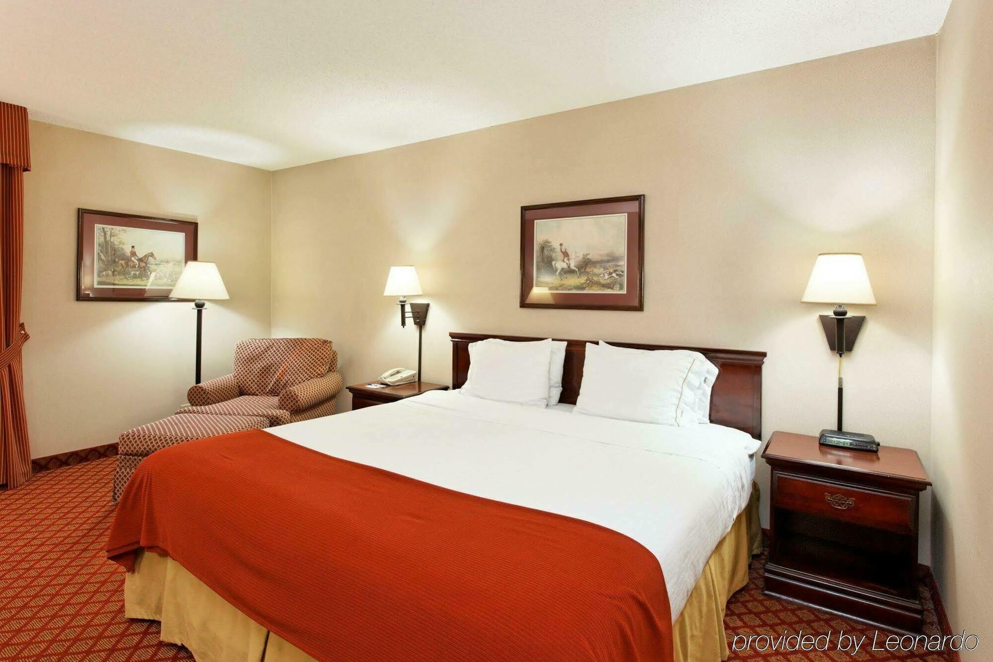 Holiday Inn Express Metropolis By Ihg Экстерьер фото