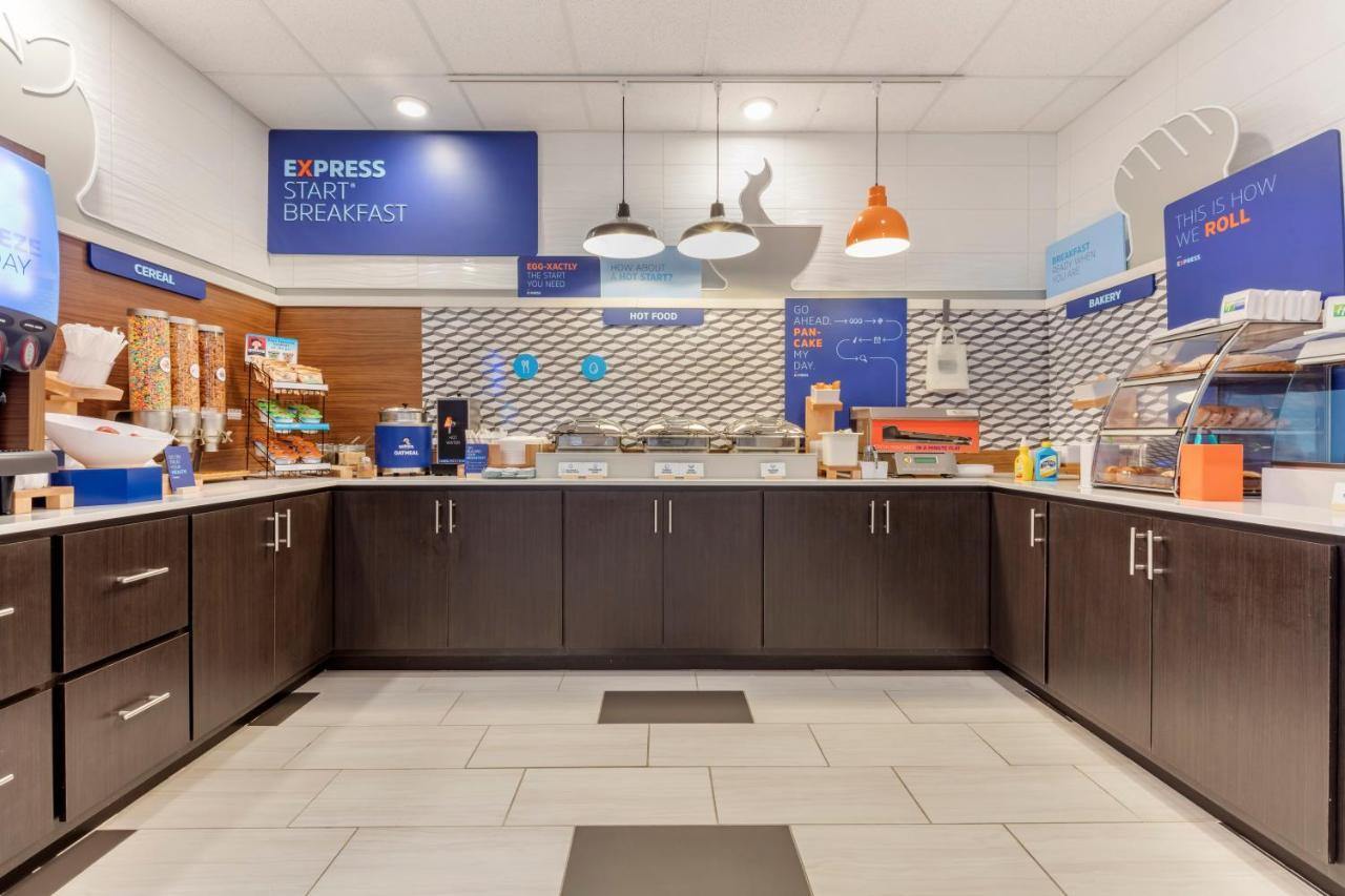Holiday Inn Express Metropolis By Ihg Экстерьер фото
