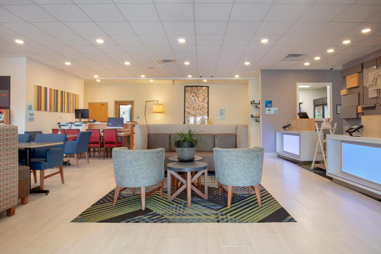 Holiday Inn Express Metropolis By Ihg Экстерьер фото