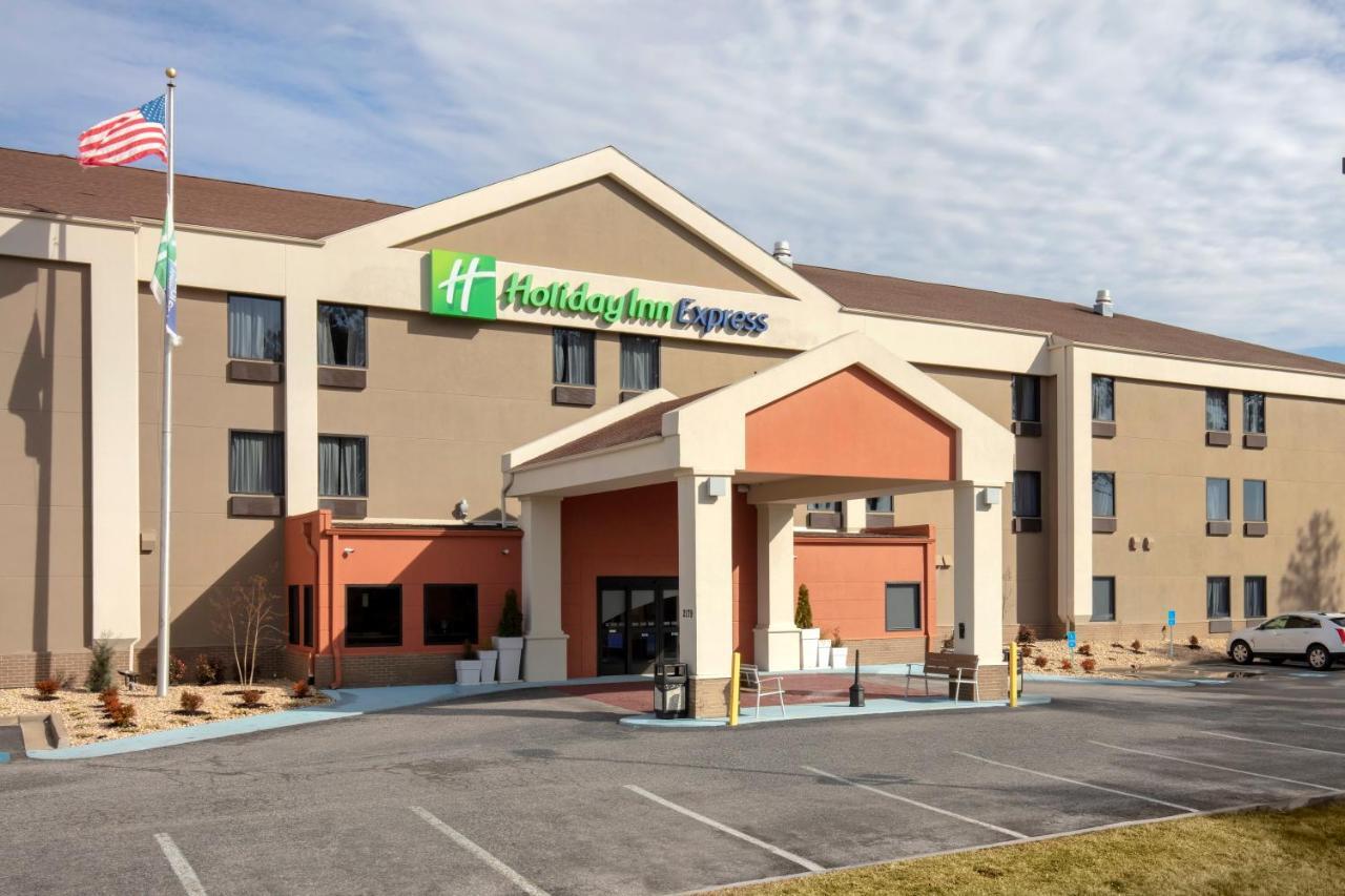 Holiday Inn Express Metropolis By Ihg Экстерьер фото