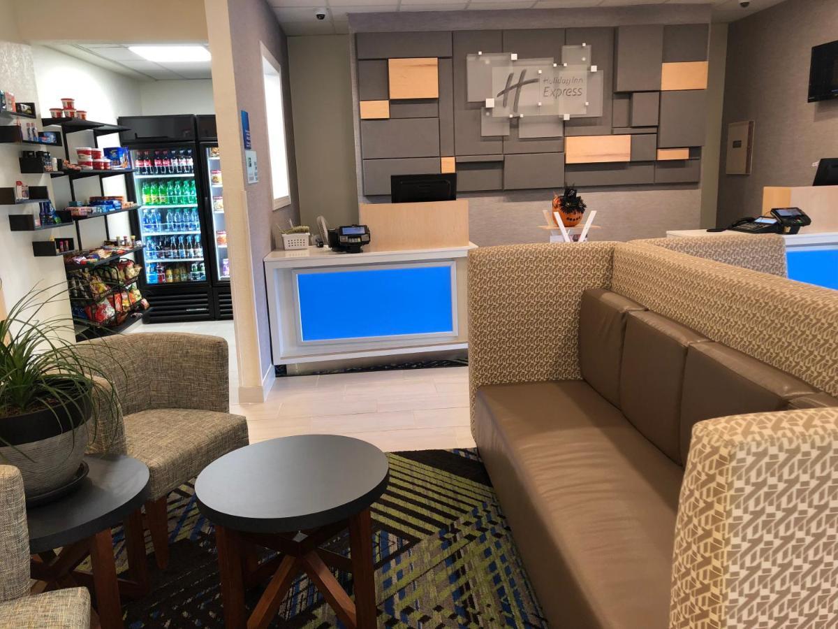 Holiday Inn Express Metropolis By Ihg Экстерьер фото